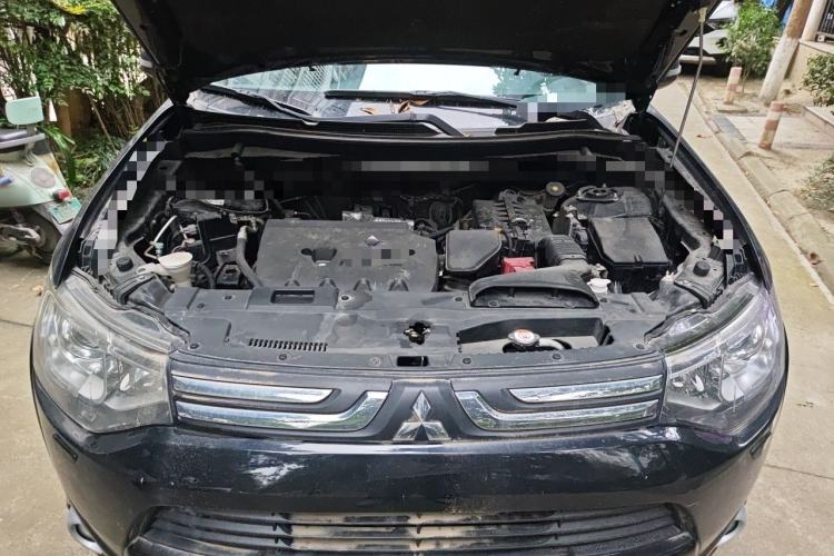 Used Mitsubishi Outlander 2013 2.4L 4x4 Luxury Navigation Edition 5 Seats Engine Bay