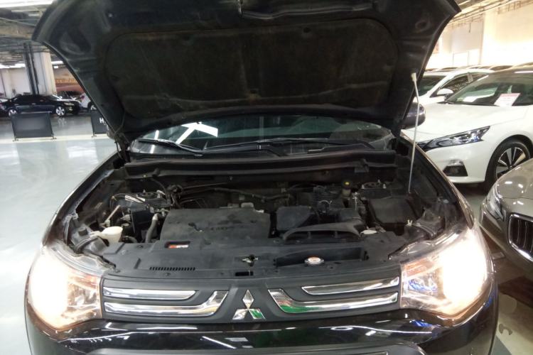 Used Mitsubishi Outlander 2013 2.0L Two-Wheel Drive Sport Navigation Version 5 Seats Engine Bay
