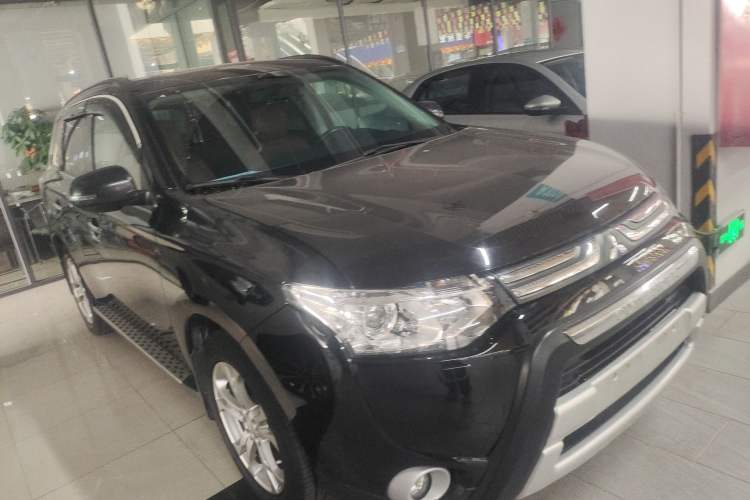 Used Mitsubishi Outlander 2013 2.4L 4x4 Luxury Navigation Edition 5 Seats Exterior 2