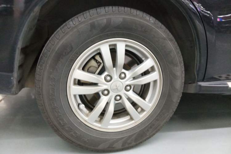 Used Mitsubishi Outlander 2013 2.0L Two-Wheel Drive Sport Navigation Version 5 Seats Exterior 2