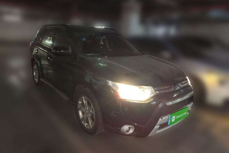 Used Mitsubishi Outlander 2013 2.4L Four-Wheel Drive Luxury Navigation Version 7 Seats Exterior 2