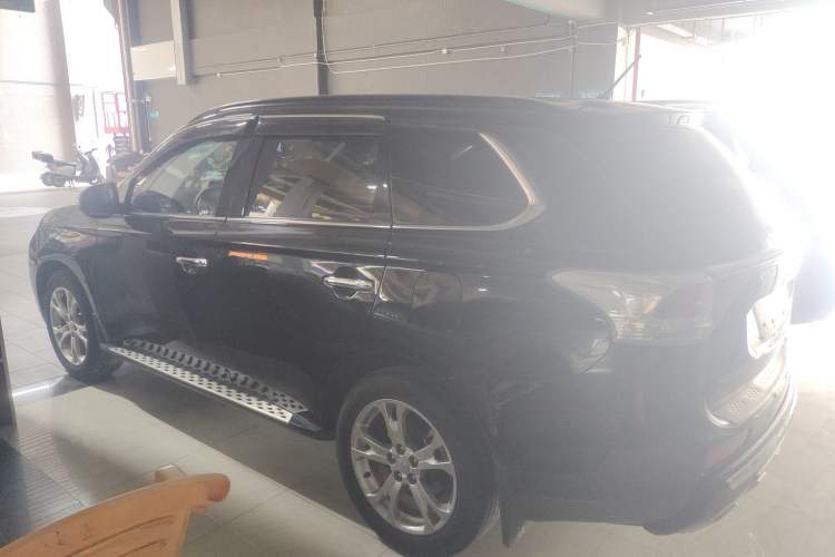 Used Mitsubishi Outlander 2013 2.4L 4x4 Luxury Navigation Edition 5 Seats Exterior 3