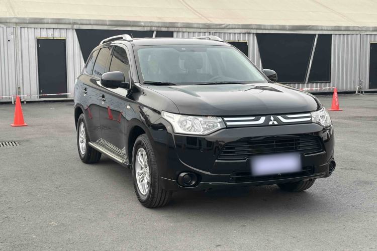 Used Mitsubishi Outlander 2013 2.0L Two-Wheel Drive Sport Navigation Version 5 Seats Exterior 4