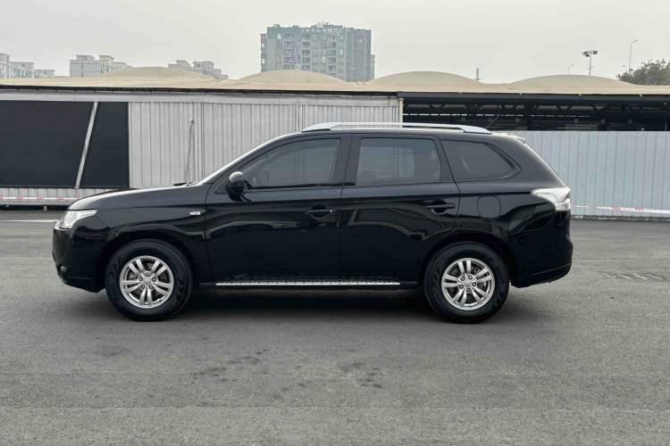 Used Mitsubishi Outlander 2013 2.0L Two-Wheel Drive Sport Navigation Version 5 Seats Exterior 5