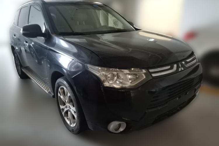 Used Mitsubishi Outlander 2013 2.4L 4x4 Luxury Navigation Edition 5 Seats Front Right 45 Deg
