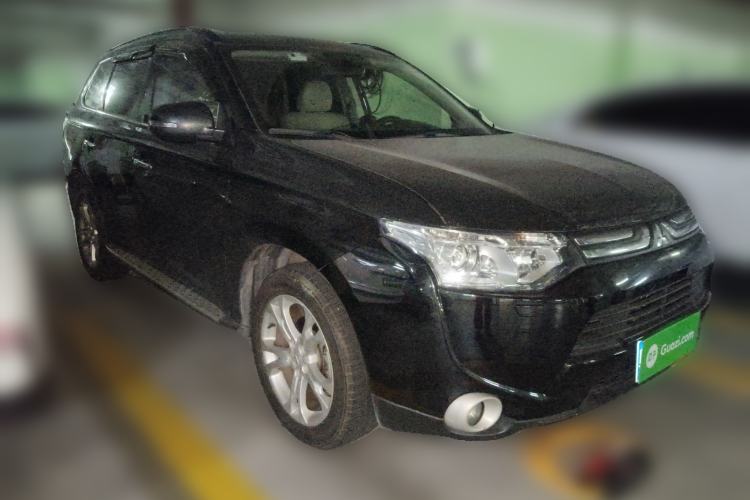 Used Mitsubishi Outlander 2013 2.4L Four-Wheel Drive Luxury Navigation Version 7 Seats Front Right 45 Deg