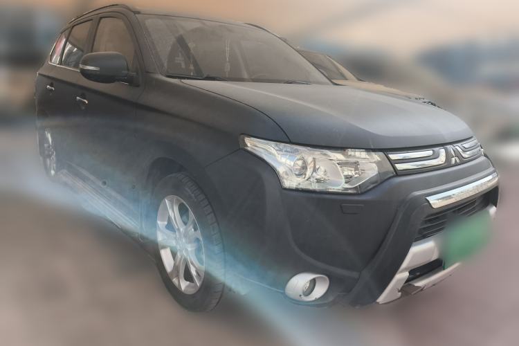 Used Mitsubishi Outlander 2013 2.4L Four-Wheel Drive Luxury Navigation Version 7 Seats Front Right 45 Deg