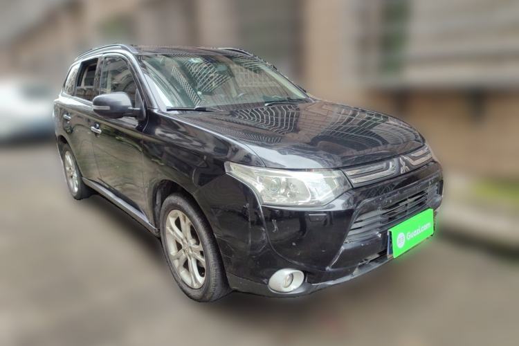 Used Mitsubishi Outlander 2013 2.4L Four-Wheel Drive Elite GT Version 7 Seats Front Right 45 Deg