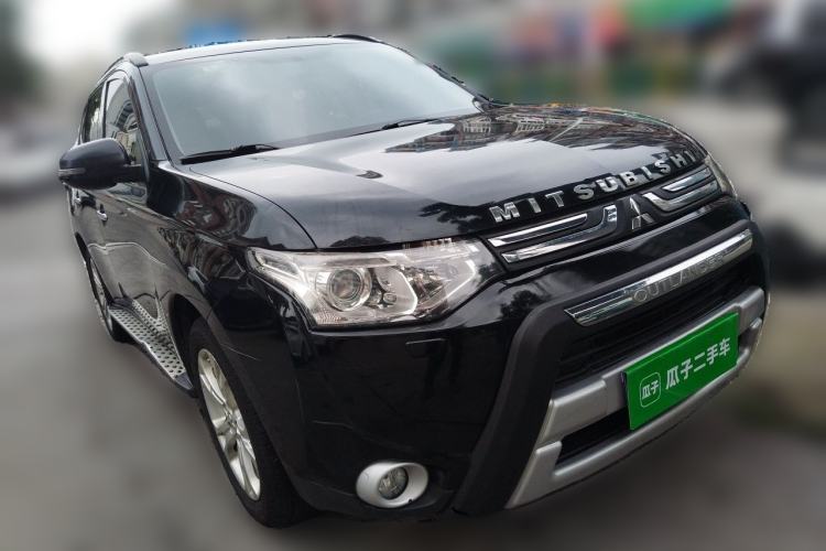 Used Mitsubishi Outlander 2013 2.4L 4x4 Luxury Navigation Edition 5 Seats Front Right 45 Deg