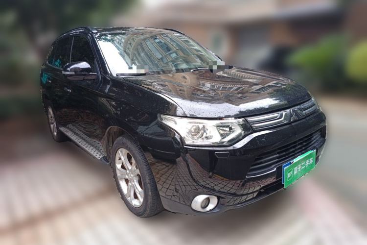 Used Mitsubishi Outlander 2013 2.4L 4x4 Luxury Navigation Edition 5 Seats Front Right 45 Deg