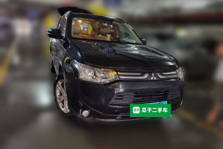 Used Mitsubishi Outlander 2013 2.4L Four-Wheel Drive Luxury Navigation Version 7 Seats Front Right 45 Deg