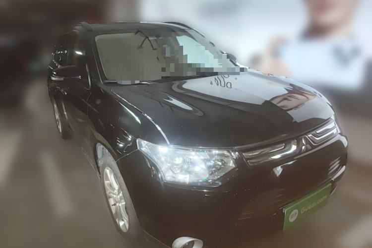 Used Mitsubishi Outlander 2013 2.4L 4x4 Luxury Navigation Edition 5 Seats Front Right 45 Deg