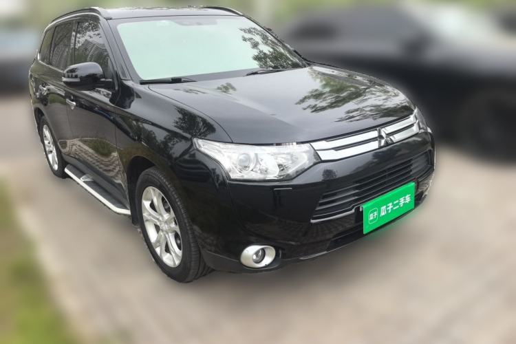 Used Mitsubishi Outlander 2013 2.4L 4x4 Luxury Navigation Edition 5 Seats Front Right 45 Deg