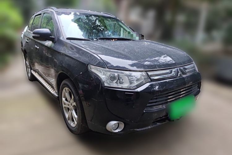 Used Mitsubishi Outlander 2013 2.4L 4x4 Luxury Navigation Edition 5 Seats Front Right 45 Deg
