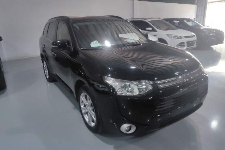 Used Mitsubishi Outlander 2013 2.4L 4x4 Luxury Navigation Edition 5 Seats Front Right 45 Deg