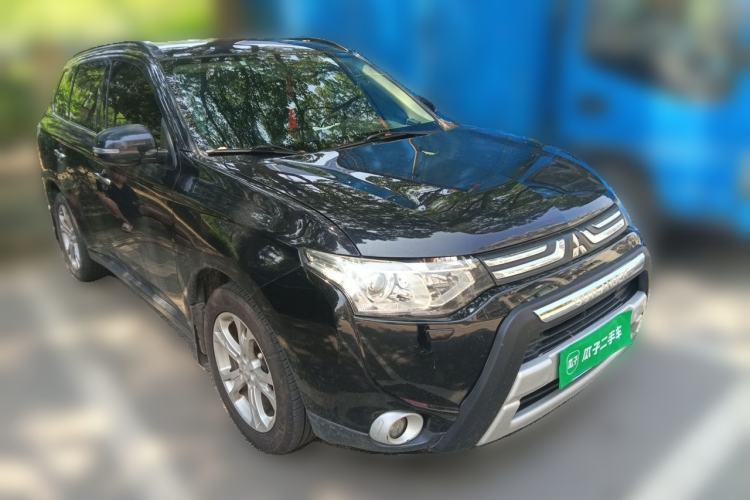 Used Mitsubishi Outlander 2013 2.4L Four-Wheel Drive Luxury Navigation Version 7 Seats Front Right 45 Deg