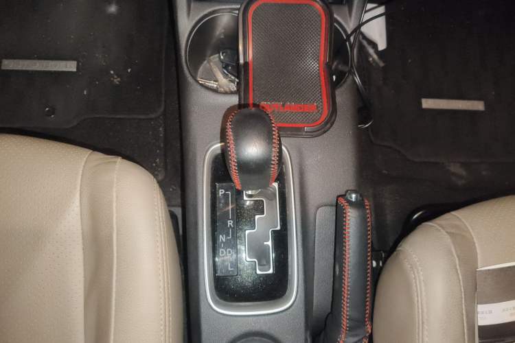Used Mitsubishi Outlander 2013 2.4L Four-Wheel Drive Luxury Navigation Version 7 Seats Gear Lever