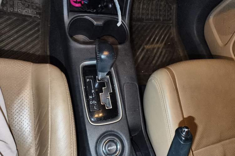 Used Mitsubishi Outlander 2013 2.4L Four-Wheel Drive Luxury Navigation Version 7 Seats Gear Lever