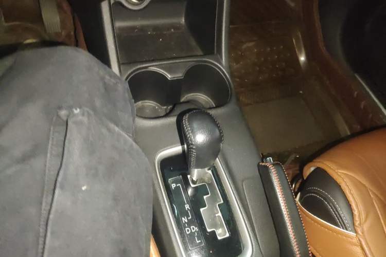 Used Mitsubishi Outlander 2013 2.4L 4x4 Luxury Navigation Edition 5 Seats Gear Lever