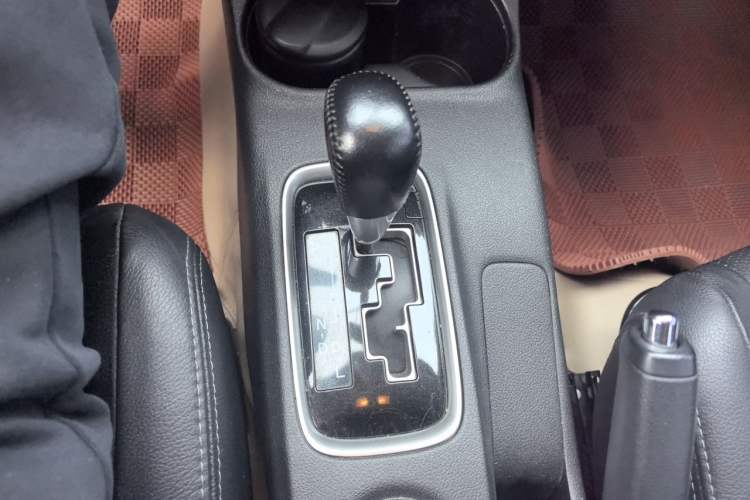 Used Mitsubishi Outlander 2013 2.4L 4x4 Luxury Navigation Edition 5 Seats Gear Lever