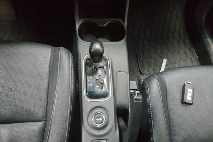 Used Mitsubishi Outlander 2013 2.4L 4x4 Luxury Navigation Edition 5 Seats Gear Lever