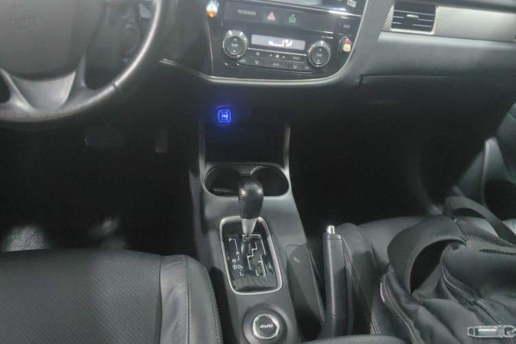 Used Mitsubishi Outlander 2013 2.4L 4x4 Luxury Navigation Edition 5 Seats Gear Lever
