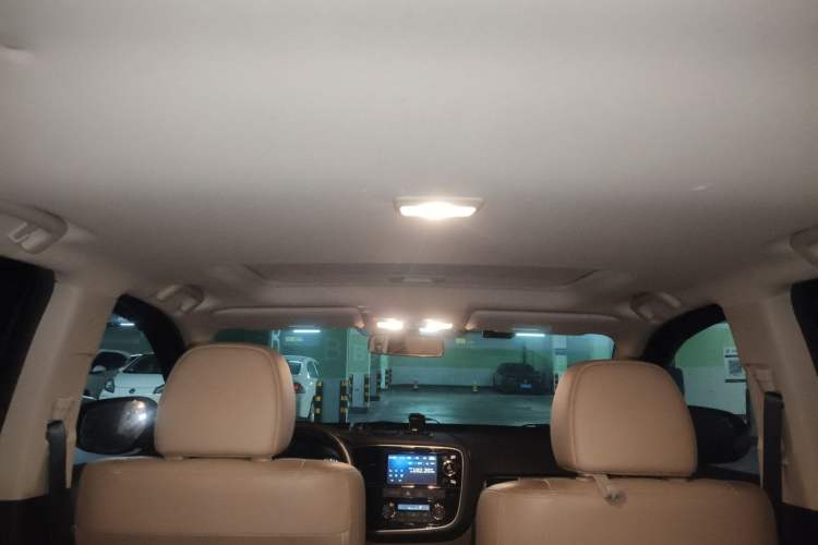 Used Mitsubishi Outlander 2013 2.4L Four-Wheel Drive Luxury Navigation Version 7 Seats Headliner