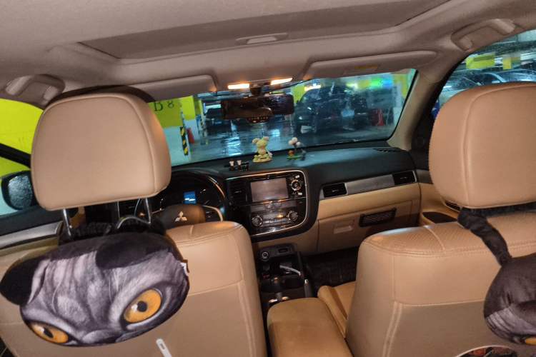 Used Mitsubishi Outlander 2013 2.4L Four-Wheel Drive Luxury Navigation Version 7 Seats Headliner