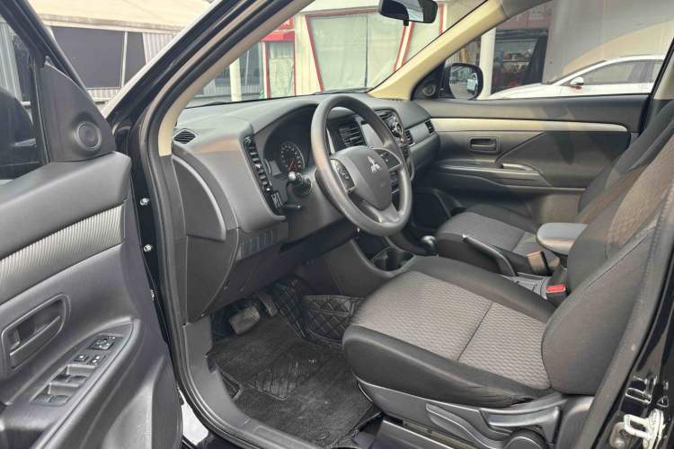 Used Mitsubishi Outlander 2013 2.0L Two-Wheel Drive Sport Navigation Version 5 Seats Interior 1