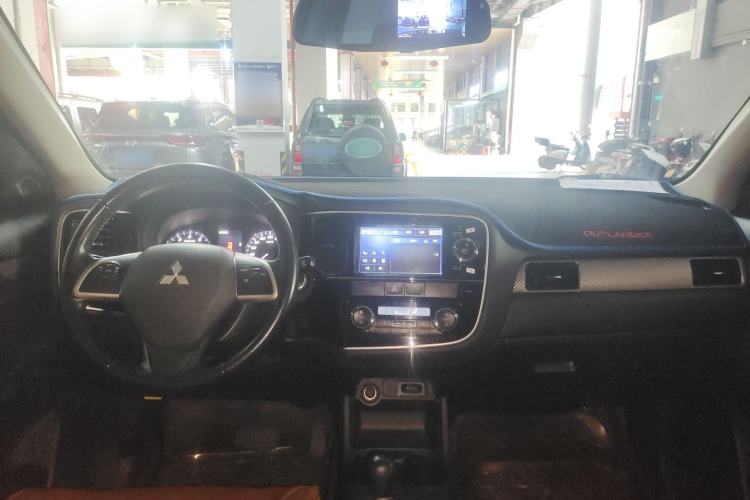 Used Mitsubishi Outlander 2013 2.4L 4x4 Luxury Navigation Edition 5 Seats Interior 2