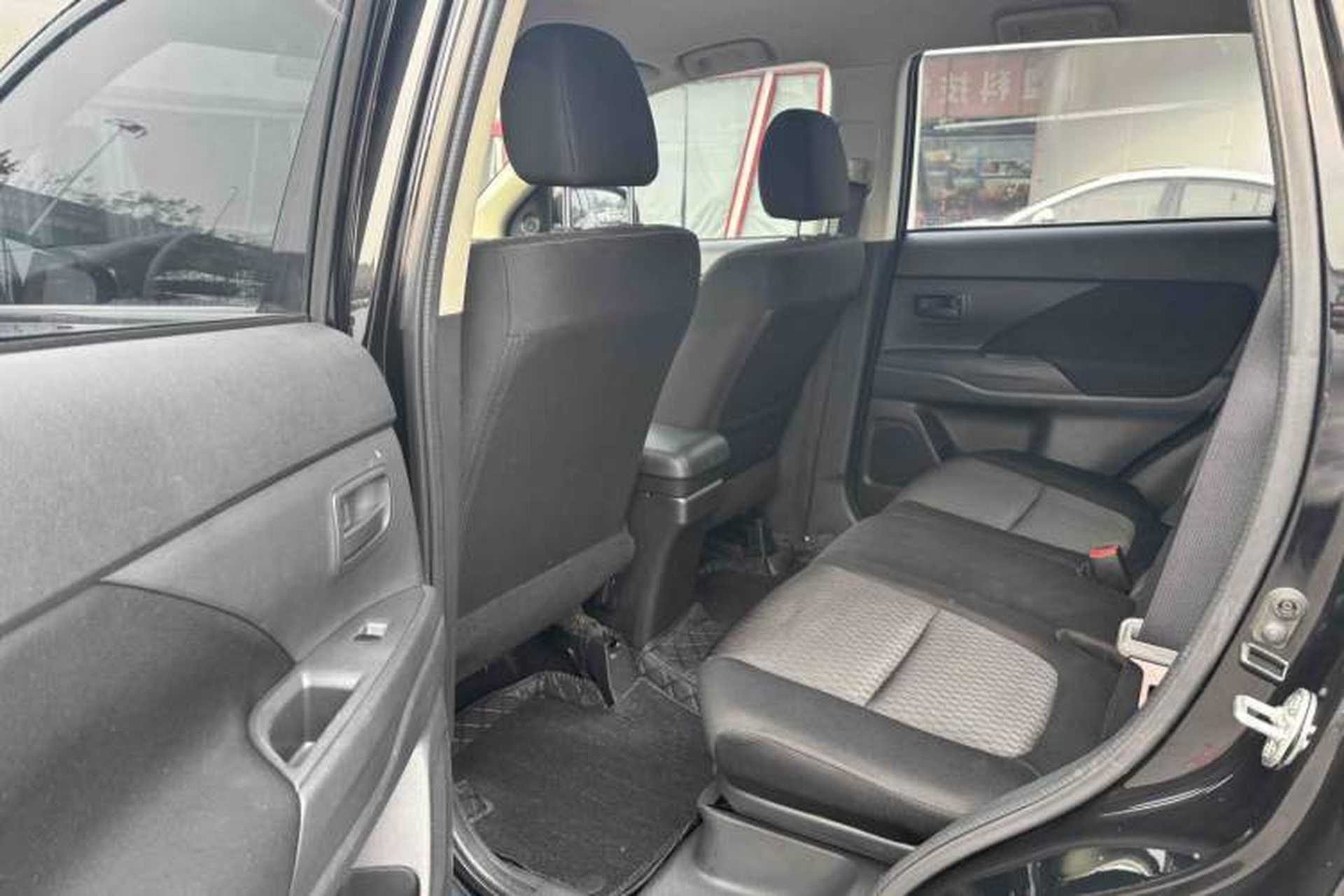 Used Mitsubishi Outlander 2013 2.0L Two-Wheel Drive Sport Navigation Version 5 Seats Interior 2