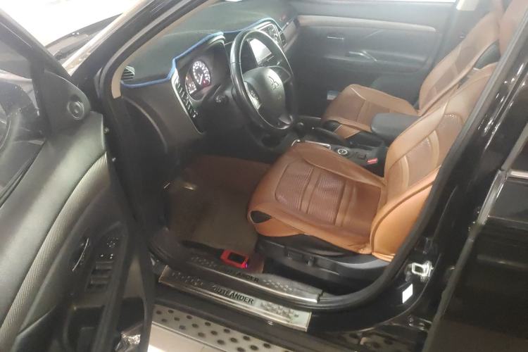 Used Mitsubishi Outlander 2013 2.4L 4x4 Luxury Navigation Edition 5 Seats Interior 3