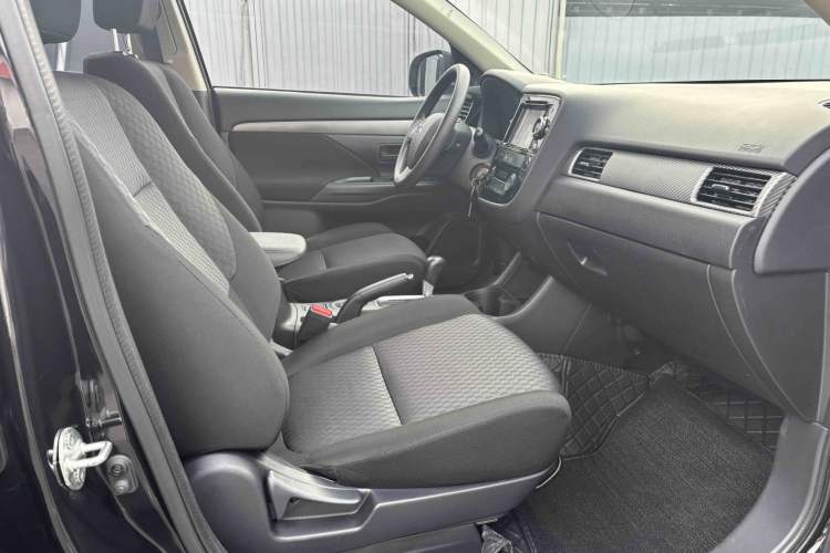 Used Mitsubishi Outlander 2013 2.0L Two-Wheel Drive Sport Navigation Version 5 Seats Interior 3