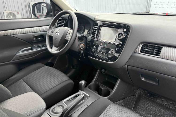 Used Mitsubishi Outlander 2013 2.0L Two-Wheel Drive Sport Navigation Version 5 Seats Interior 4