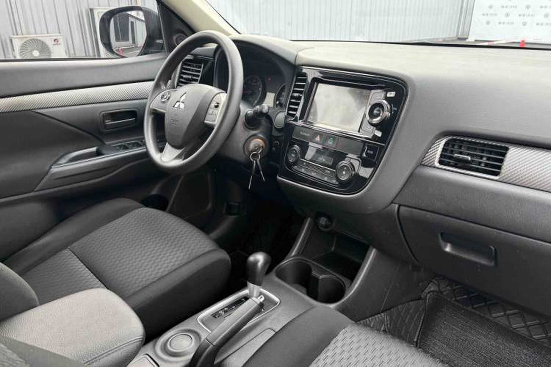 Used Mitsubishi Outlander 2013 2.0L Two-Wheel Drive Sport Navigation Version 5 Seats Interior 4