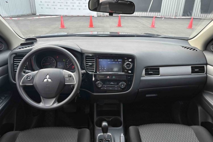 Used Mitsubishi Outlander 2013 2.0L Two-Wheel Drive Sport Navigation Version 5 Seats Interior 5