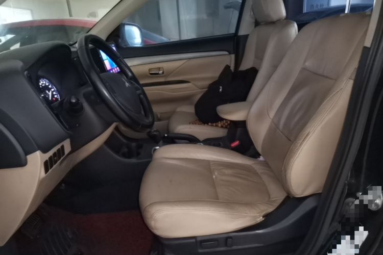Used Mitsubishi Outlander 2013 2.4L 4x4 Luxury Navigation Edition 5 Seats Left Front Seat
