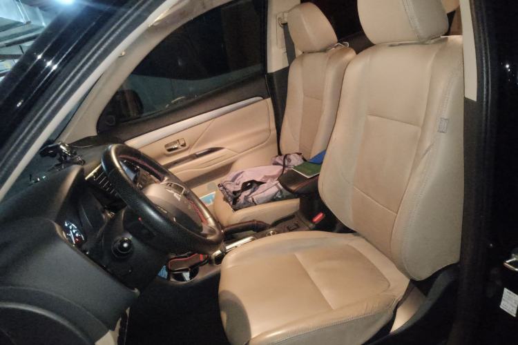 Used Mitsubishi Outlander 2013 2.4L Four-Wheel Drive Luxury Navigation Version 7 Seats Left Front Seat