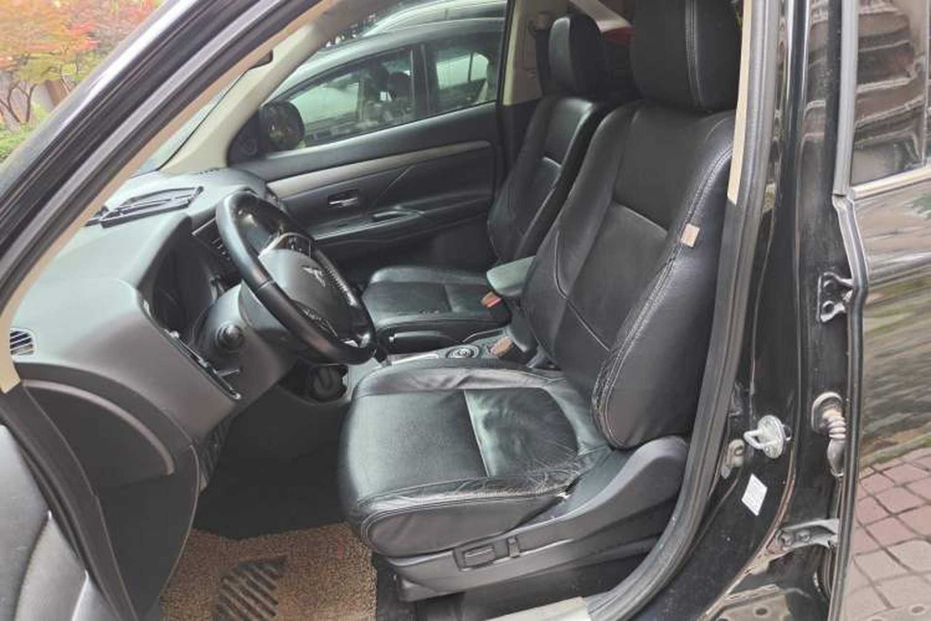 Used Mitsubishi Outlander 2013 2.4L 4x4 Luxury Navigation Edition 5 Seats Left Front Seat