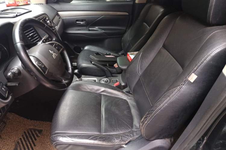 Used Mitsubishi Outlander 2013 2.4L 4x4 Luxury Navigation Edition 5 Seats Left Front Seat