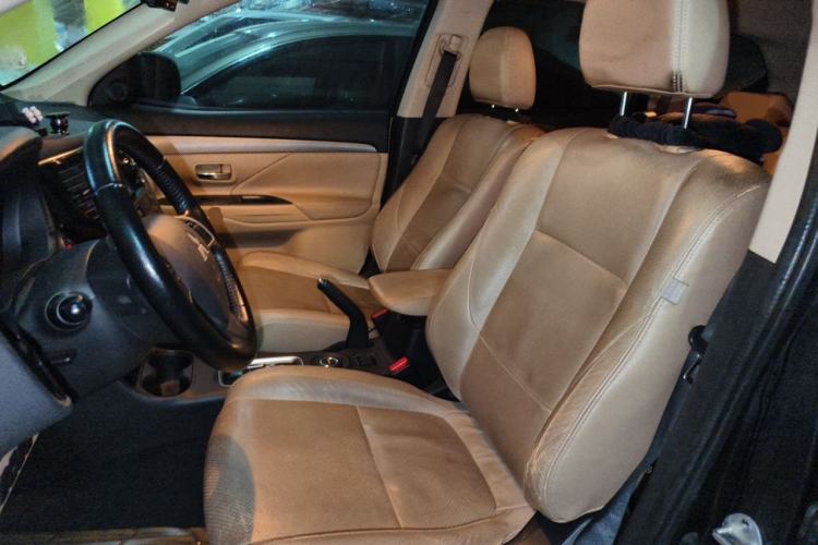 Used Mitsubishi Outlander 2013 2.4L Four-Wheel Drive Luxury Navigation Version 7 Seats Left Front Seat