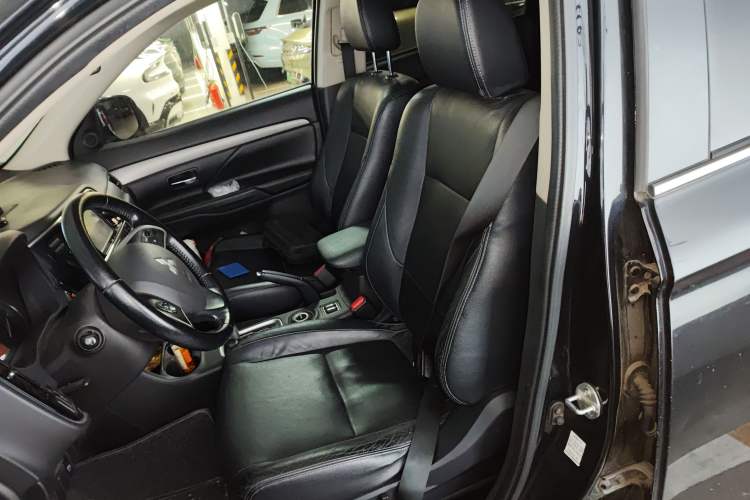 Used Mitsubishi Outlander 2013 2.4L 4x4 Luxury Navigation Edition 5 Seats Left Front Seat