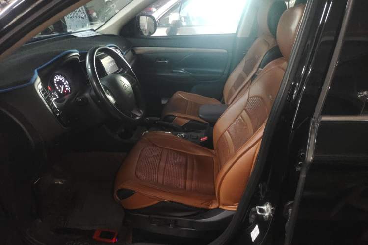 Used Mitsubishi Outlander 2013 2.4L 4x4 Luxury Navigation Edition 5 Seats Left Front Seat