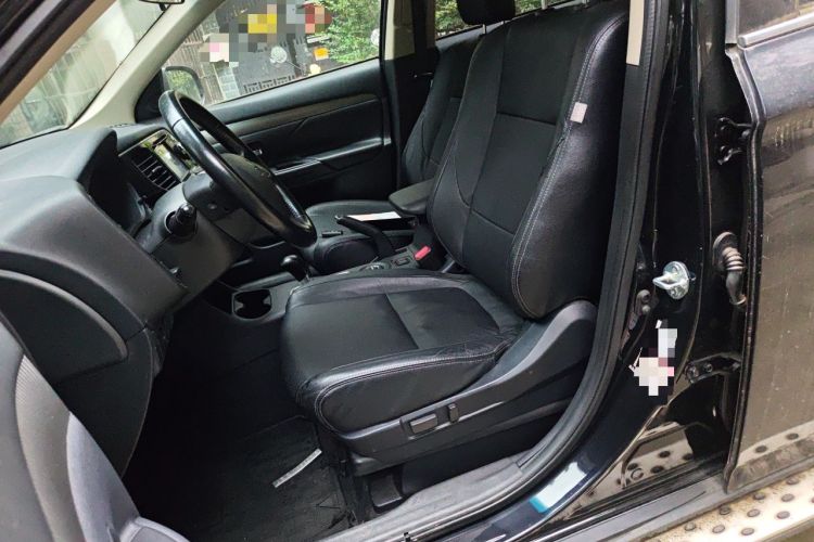 Used Mitsubishi Outlander 2013 2.4L 4x4 Luxury Navigation Edition 5 Seats Left Front Seat