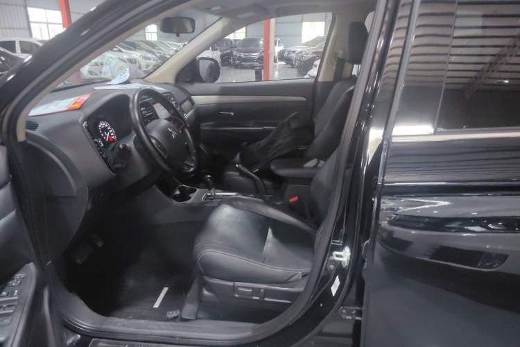 Used Mitsubishi Outlander 2013 2.4L 4x4 Luxury Navigation Edition 5 Seats Left Front Seat