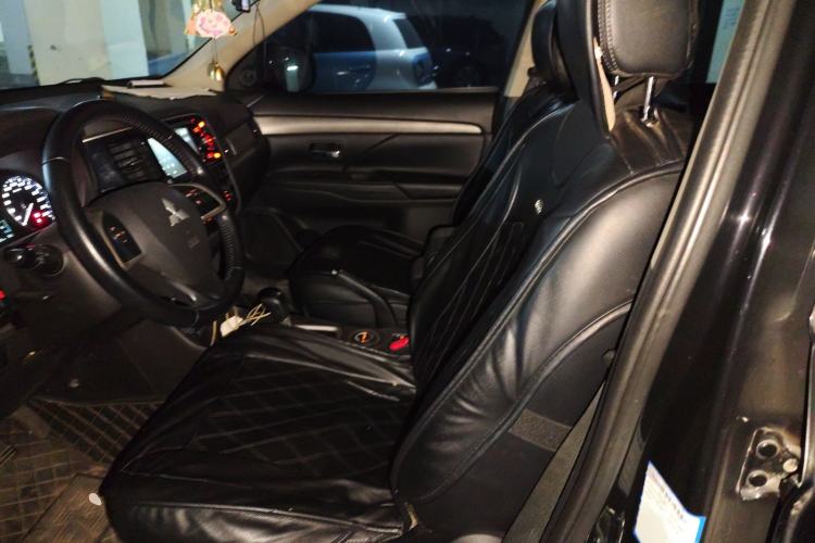 Used Mitsubishi Outlander 2013 2.4L Four-Wheel Drive Luxury Navigation Version 7 Seats Left Front Seat