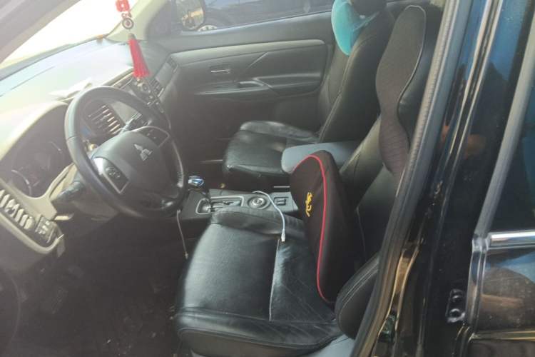 Used Mitsubishi Outlander 2013 2.4L Four-Wheel Drive Luxury Navigation Version 7 Seats Left Front Seat
