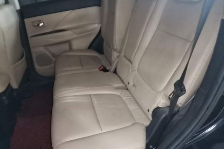 Used Mitsubishi Outlander 2013 2.4L 4x4 Luxury Navigation Edition 5 Seats Left Rear Seat