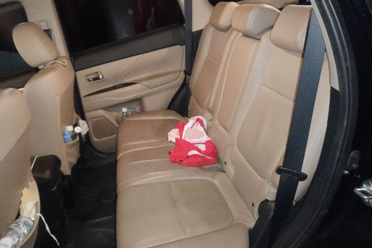 Used Mitsubishi Outlander 2013 2.4L Four-Wheel Drive Luxury Navigation Version 7 Seats Left Rear Seat