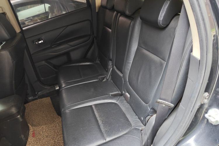 Used Mitsubishi Outlander 2013 2.4L 4x4 Luxury Navigation Edition 5 Seats Left Rear Seat